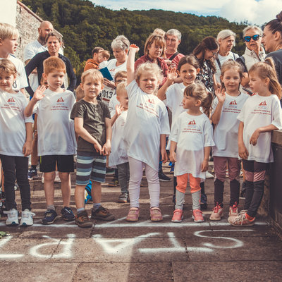 Bambini-Lauf Kinder warten am Start und winken beim Stolberger Schloss-Lauf am Schloss Stolberg.