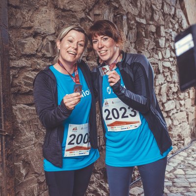 2,2 km Jedermann-Lauf Zwei Finisherinnen zeigen ihre Medaillen nach dem Stolberger Schloss-Lauf.