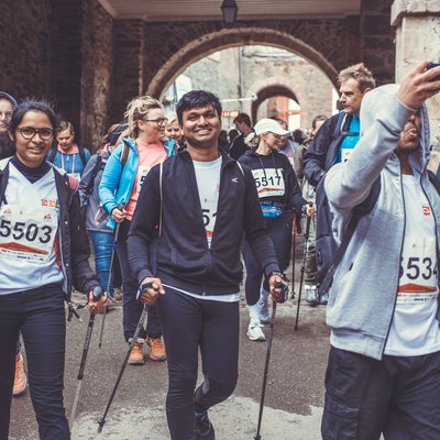 5 km Walken Nordic-Walking-Gruppe mit Stöcken unterwegs durch den Torbogen beim Stolberger Schloss-Lauf.